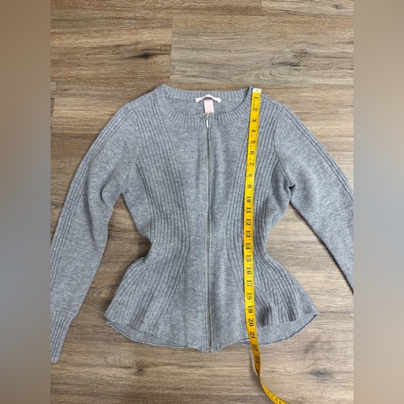 Victoria’s Secret Crewneck Peplum Cardigan Sweater Size S - Picture 10 of 12